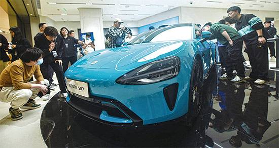 중국 저장성 항저우의 한 샤오미 매장에서 샤오미의 첫 전기차 ‘SU7’이 전시돼 있는 모습. (AFP)