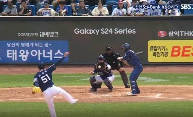 초유의 판정 조작 작당 모의 정황이 드러났다. 이재학의 14일 경기 2구째 공이 ABS 상으로는 스트라이크 판정을 받았지만 심판에 의해 볼로 판정이 내려졌다. 사진=SBS 중계화면 캡처.