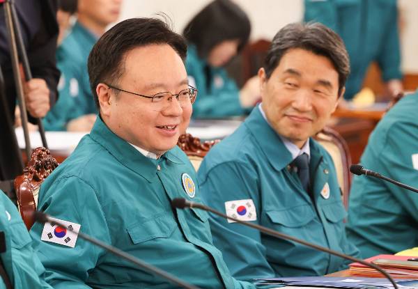 정부가 의료계의 요구안인 '의과대학 증원 원점 재검토'는 필수의료의 시급성을 고려해 검토하지 않았다고 밝혔다. 조규홍 보건복지부 장관(왼쪽)과 이주호 사회부총리 겸 교육부 장관(오른쪽)이 19일 서울 종로구 정부서울청사에서 열린 의사집단행동 중앙재난안전대책본부 회의에서 대화하고 있다. /사진=뉴스1