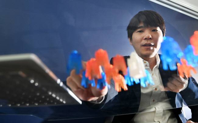 보드게임 개발자로 변신한 천재 기사 이세돌 9단이 지난달 26일 문화일보와의 인터뷰에서 바둑을 응용해 자신이 직접 만든 보드게임을 설명하고 있다.  윤성호 기자