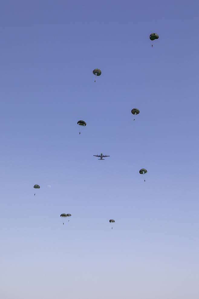 한미 특전대원들이 지난 18일, 오산비행장에서 연합공중침투훈련 간 강하를 실시하고 있다. [육군 제공]