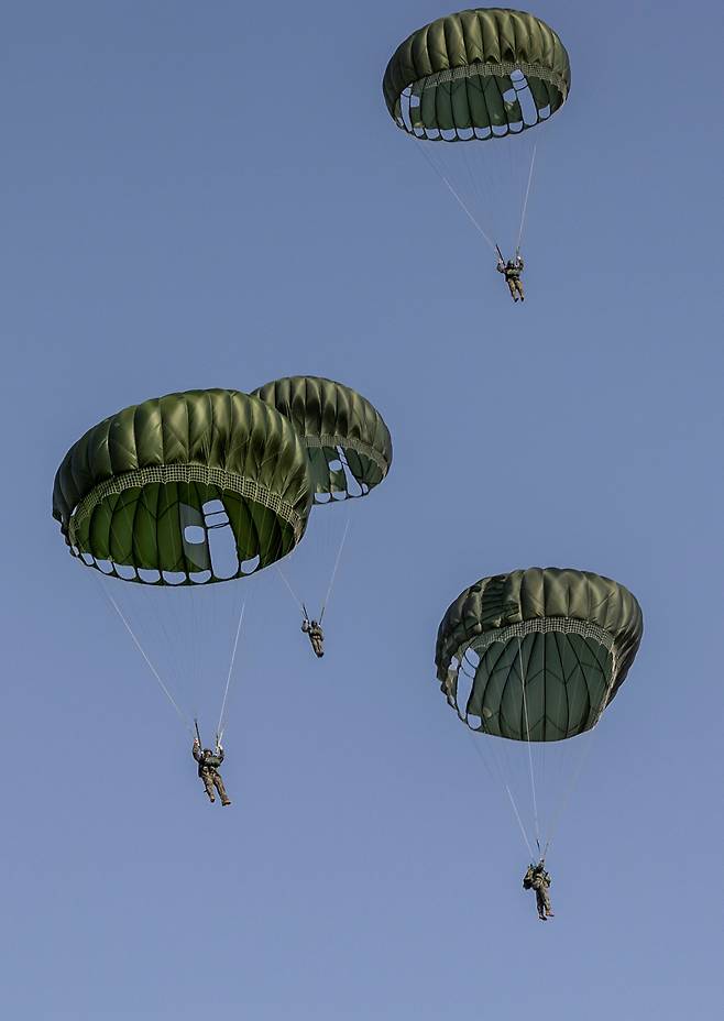 한미 특전대원들이 지난 18일, 오산비행장에서 연합공중침투훈련 간 강하를 실시하고 있다. [육군 제공]