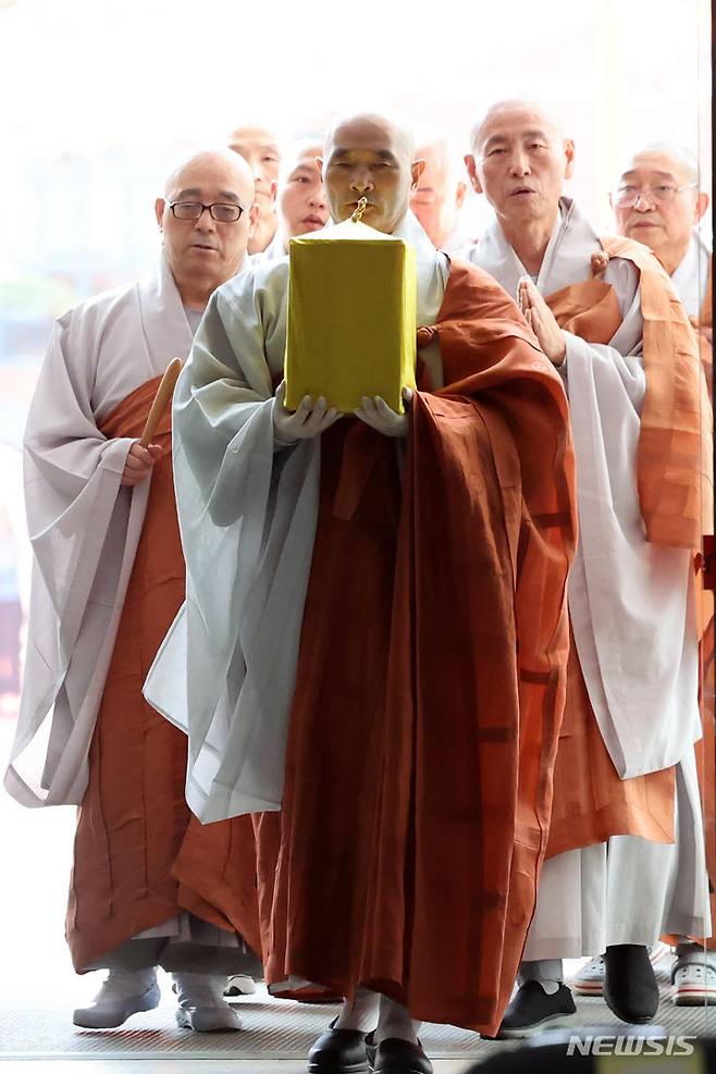 '회암사 사리 이운 고불식' 봉행하는 봉선사 주지 호산스님 [서울=뉴시스] 박진희 기자 = 봉선사 주지 호산 스님 등 대한불교조계종 대표단이 19일 서울 종로구 한국불교역사문화기념관에서 미국 보스턴미술관이 소장하고 있던 가섭불·석가모니·정광불(연등불) 및 고려시대 스님인 나옹선사(1320∼1376)·지공선사(?∼1363)의 사리 및 편(片)을 이운하는 의례 '회암사 사리 이운 고불식'울 봉행하고 있다. 2024.04.19. pak7130@newsis.com