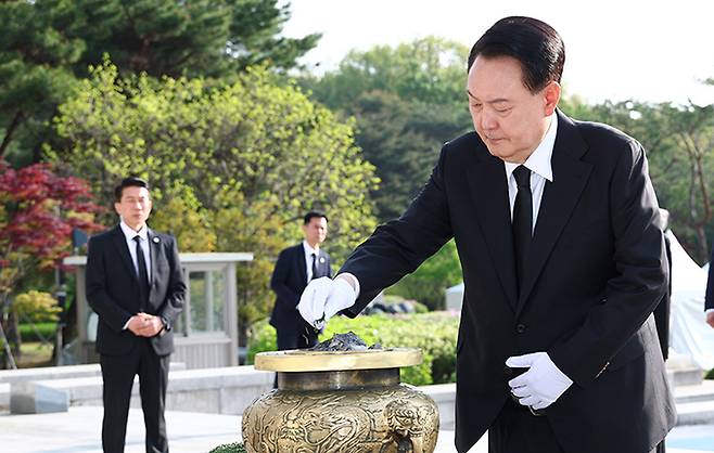 윤석열 대통령이 19일 서울 강북구 국립4·19민주묘지를 찾아 4월학생혁명기념탑에서 분향하고 있다. 뉴시스