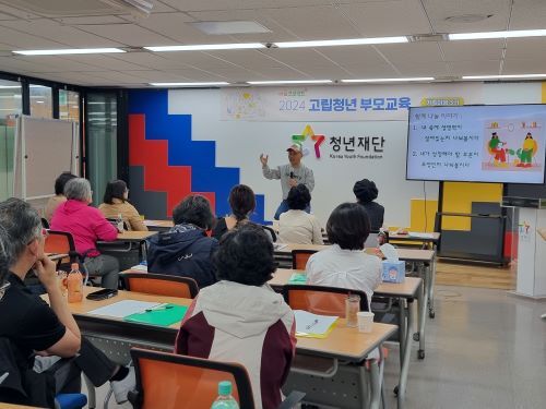 ▲교육 참여자 질문에 대해 답변하고 있는 푸른고래 리커버리센터 김현일 대표