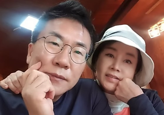 아나운서 출신 유영재(60·왼쪽)와 배우 선우은숙(64)