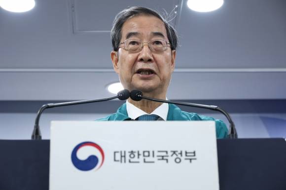 한덕수 국무총리가 19일 오후 서울 종로구 정부서울청사에서 열린 의과대학 증원관련 특별 브리핑에 참석해 거점국립대 총장들이 건의한 의대 정원 조정 건의에 대한 정부의 입장을 설명하고 있다. 2024.4.19 연합뉴스