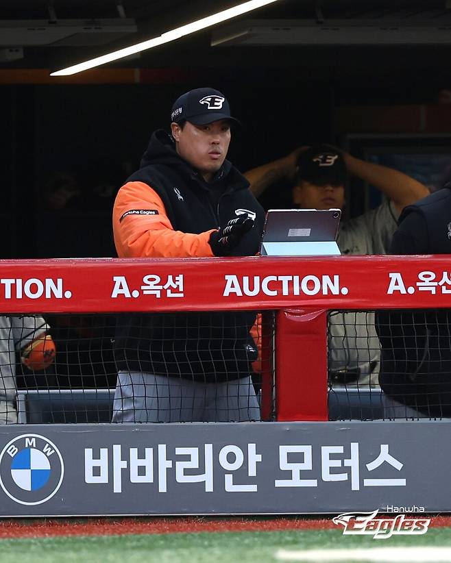 ▲ 한화 이글스 류현진이 구단에 지급된 태블릿 PC로 ABS 데이터를 확인하고 있다. 현장에서는 데이터 전송이 너무 늦다는 목소리를 꾸준히 내왔다. ⓒ 한화 이글스