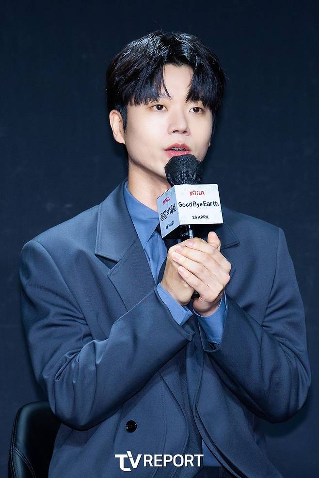 [T포토] 전성우 '마이크 소중하게 잡고'