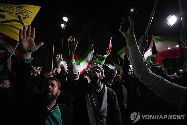 이란의 이스라엘 공습에 환호하는 지지자들 [AP 연합뉴스 자료사진. 재판매 및 DB 금지]