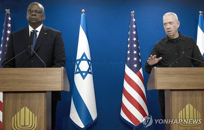 지난해 12월 이스라엘 텔아비브에서 요아브 갈란트 이스라엘 국방부 장관(오른쪽)과 로이드 오스틴 미국 국방부 장관이 공동 성명을 발표하면서 말하고 있다. 
[AP 연합뉴스 자료사진. 재판매 및 DB 금지]