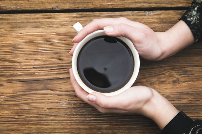 공복에 마시는 커피는 위의 점막을 자극해 위염이나 위궤양 위험을 높인다. 카페인 총섭취량도 살펴야 한다. [사진=게티이미지뱅크]