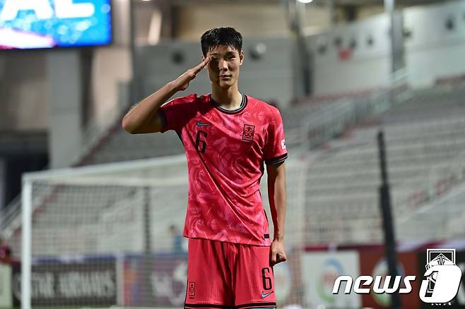 23세 이하(U23) 축구 대표팀 이영준이 17일(한국시간) 카타르 도하 압둘라 빈 칼리파 스타디움에서 열린 2024 아시아축구연맹(AFC) U23 아시안컵 B조 조별리그 1차전 UAE와의 경기에서 득점 후 세리머니를 하고 있다. (축구협회 제공) 2024.4.17/뉴스1 ⓒ News1 신웅수 기자