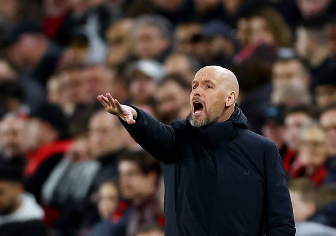 번 자신의 눈 밖에 난 선수는 절대로 받아들이지 않는다. 에릭 텐 하흐 맨체스터 유나이티드 감독의 '뒤끝'은 누구도 말릴 수 없다. 분데스리가 도르트문트로 임대보낸 제이든 산초의 활약에 극찬하는 말을 했는데, 결국에는 '돌려까기'나 마찬가지였다. 복귀 가능성에 대한 질문 자체를 거부했기 때문이다.

<저작권자(c) 연합뉴스, 무단 전재-재배포, AI 학습 및 활용 금지>