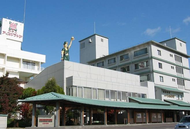 아오모리현 '호텔 애플랜드' 료칸 전경. 사과를 들고 있는 거대 불상이 보인다. 사진=김경민 도쿄특파원