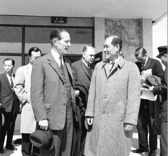 1960년 방한한 미국 금융 관계자들을 맞이하는 송인상(오른쪽). 이승만 정권 말기 미국의 지원하에 장기경제개발계획을 처음으로 만들기 시작했다. 너머북스 제공