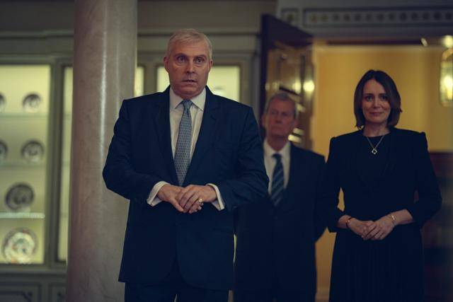 영국 앤드루 왕자(왼쪽)와 그의 측근은 호의적인 방송사와의 인터뷰를 통해 미성년자 성매매 의혹에서 벗어나고 싶어 한다. 넷플릭스 제공