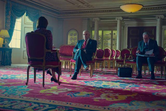 앤드루 왕자와 그의 측근은 가상 인터뷰까지 하며 BBC와의 인터뷰에 대비한다. 왕자는 철저히 준비된 발언만 말하나 의도치 않은 역풍을 맞게 된다. 넷플릭스 제공