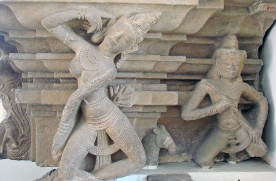 다낭의 힌두교 사원에 남아 있는 10세기 조각.