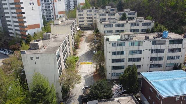 부천시 소사구 심곡본동 617-140번지 광희아파트 전경. 이 아파트 재건축사업이 지연되면서 일부 조합원들이 분담금 증가를 우려해 반발하고 있다. 김종구기자