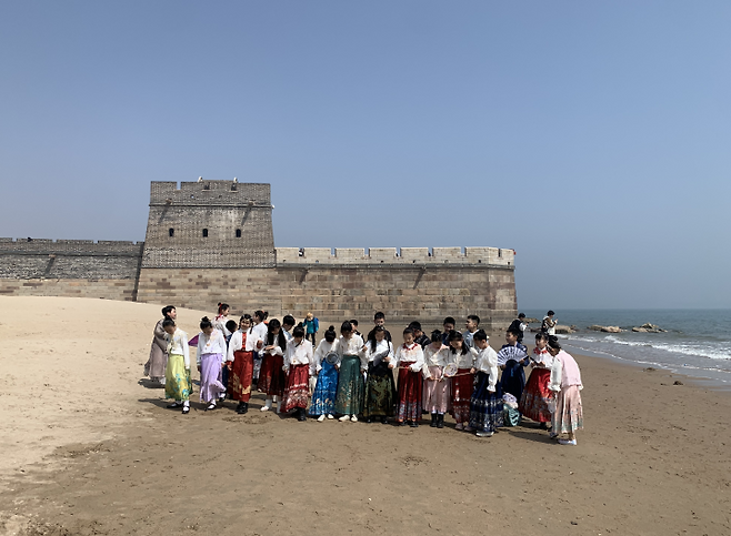 기자가 라오롱토우를 찾았을 때 중국 어린이들이 전통 복장을 입고 합창 연습을 하고 있었다. / 사진 = MBN 촬영