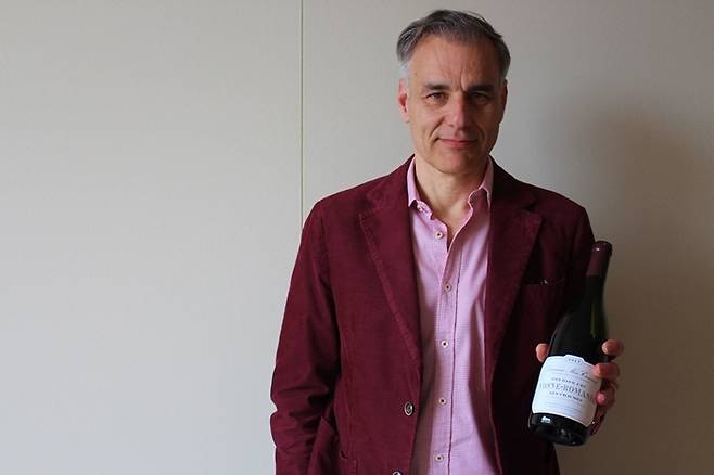 쟝 니콜라 메오가 인터뷰를 끝내고 자신의 와인과 포즈를 취하고 있다.