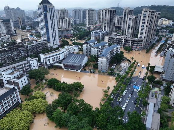 중국 남동부 푸젠성 푸저우 시내가 제11호 태풍 ‘하이쿠이’로 인한 홍수로 침수된 모습 [사진 = 연합뉴스]