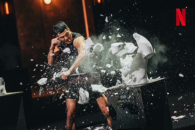 조성빈이 넷플릭스 ‘피지컬: 100 – 언더그라운드’ 탈락 후 눈물을 흘리며 주먹으로 토르소를 부수고 있다. 사진=스튜디오 27 및 루이웍스미디어 제공