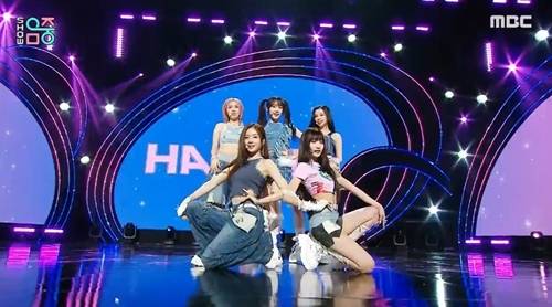 ‘음악중심’ WOOAH(우아)가 솜사탕처럼 달콤하고 몽글몽글한 무대를 선보였다. 사진=음악중심 캡처