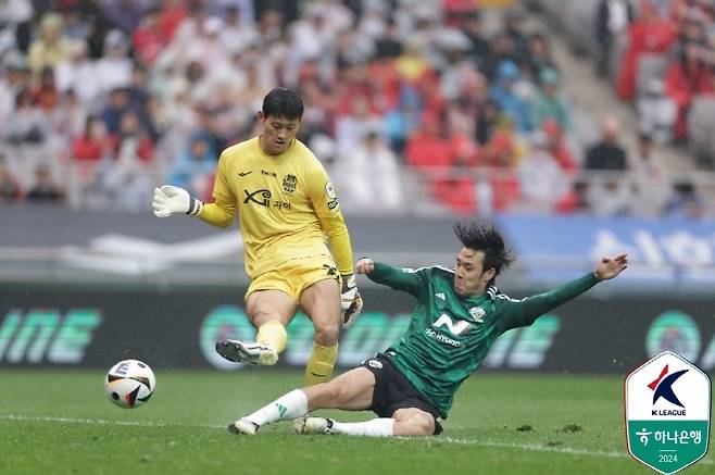 강한 압박에 이은 태클로 선제골을 만들어낸 송민규. 사진=한국프로축구연맹 제공