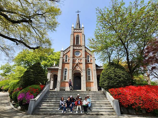 “나 빼고 찍으면 안되지~~!” 철쭉, 영산홍이 피고 있는 공세리성당은 역사 인문학의 배움터이자 사진 맛집이다.