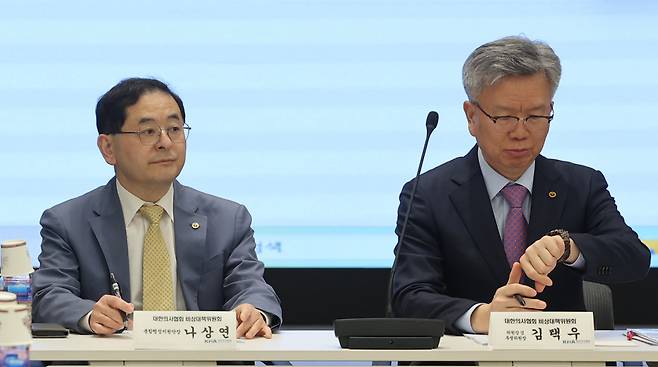 20일 오후 서울 용산구 대한의사협회에서 열린 대한의사협회 비상대책위원회 회의에서 김택우 대한의사협회 비상대책위원회 위원장 등 참석자들이 회의 시작을 기다리고 있다. [연합]