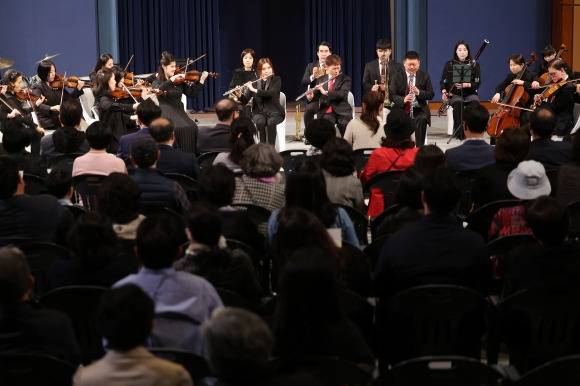 20일 서울 청와대 춘추관에서 열린 2024 청와대 장애인의 날 기념 특별음악회에서 참석자들이 하트시각장애인체임버오케스트라의 연주를 듣고 있다. 2024.4.20 연합뉴스