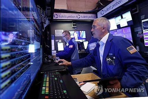 뉴욕증권거래소의 트레이더 [로이터 연합뉴스 자료사진]