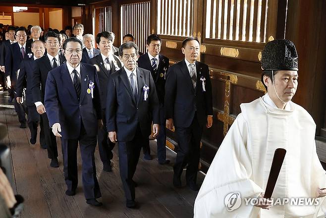 일본 국회의원들, 전범 합사 야스쿠니신사 집단 참배 (도쿄 교도=연합뉴스) 일본 초당파 의원 모임인 '다함께 야스쿠니신사를 참배하는 국회의원 모임' 소속 의원들이 추계 예대제(例大祭·제사) 이틀째인 작년 10월 18일 오전 도쿄에 있는 야스쿠니 신사를 찾아 참배하기 위해 걸어가고 있다. 2023.10.18 sungjinpark@yna.co.kr