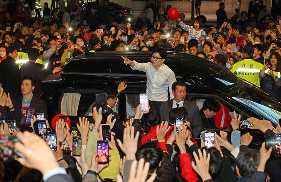 국민의힘 한동훈 비상대책위원장이 지난 9일 서울 중구 청계광장에서 열린 '국민의힘으로 대한민국살리기' 청계광장 22대 총선 파이널 총력유세를 마친 뒤 이동하며 지지를 호소하고 있다. 〈사진=연합뉴스〉