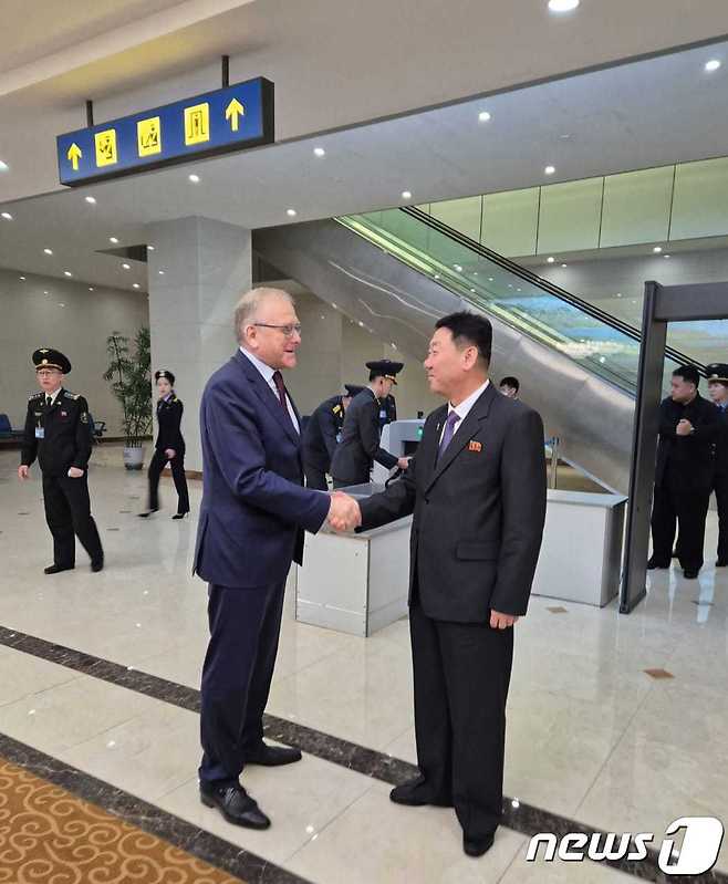 리철만 북한 내각 부총리 겸 농업위원회 위원장을 단장으로 한 농업위원회 대표단이 지난 20일 러시아로 출발했다. 사진은 알렉산드르 마체고라 주북 러시아대사가 평양국제비행장에서 리 부총리를 전송하는 모습. (출처=주북 러시아 대사관 페이스북) 2024.4.21./뉴스1