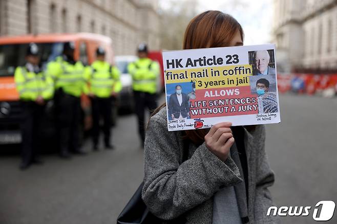 23일(현지시간) 영국 런던에서 홍콩의 국가보안법 '기본법 23조' 통과에 맞서 시위대가 홍콩 주민들과 연대하는 시위에 나섰다. 2023.03.23/ ⓒ 로이터=뉴스1 ⓒ News1 박재하 기자