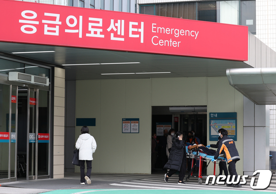 서울아산병원 응급의료센터로 응급이송환자가 들어서고 있다. 2024. 3. 6/뉴스1 김민지 기자