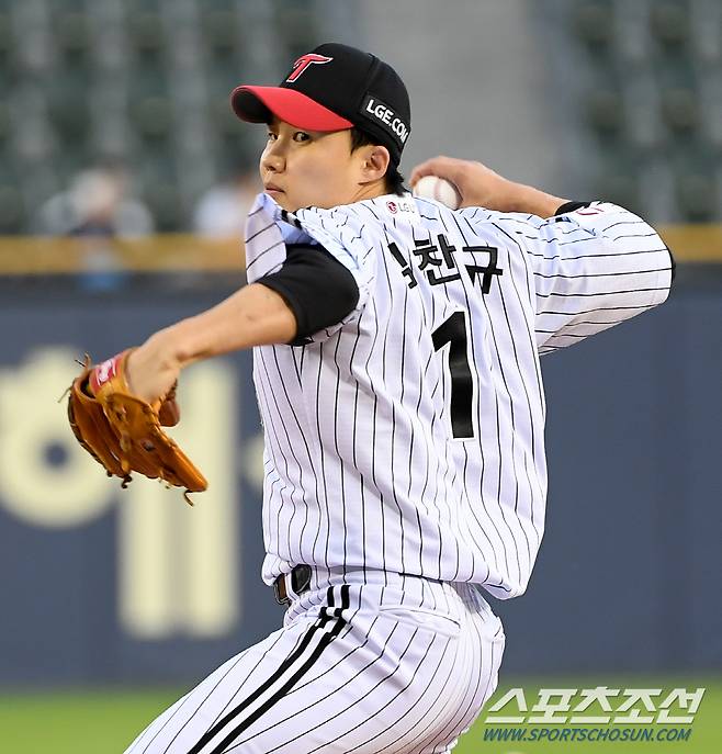 17일 잠실구장에서 열린 LG 트윈스와 롯데 자이언츠의 경기. LG 임찬규가 역투하고 있다. 잠실=박재만 기자 pjm@sportschosun.com/2024.04.17/