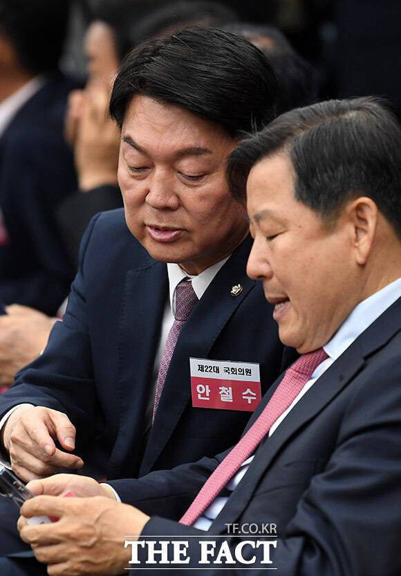 안철수 국민의힘 의원은 "국정운영의 변화 의지를 보여주기 위해서 정부는 최우선적으로 국민들께 눈높이에 맞는 소통이 필요하다"고 밝혔다. 안철수 국민의힘 의원(왼쪽)과 이철규 의원이 16일 오전 서울 여의도 국회에서 제22대 국회 국민의힘·국민의미래 당선자총회에 참석해 대화를 나누고 있다. /남용희 기자