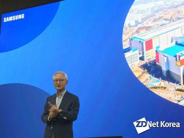 경계현 삼성전자 사장이 7일 삼성전자 평택캠퍼스에서 사업장을 소개하고 있다.(사진=지디넷코리아 DB)