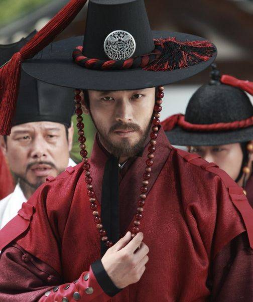 배우 주지훈에 의한 임숭재(가운데) ⓒ이하 영화 ‘간신’ 스틸컷, 롯데엔터테인먼트 제공