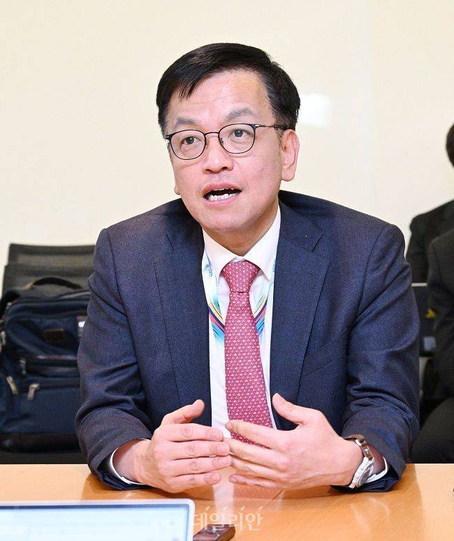 G20(주요 20개국) 재무장관회의 및 IMF·WB 춘계회의 참석차 미국 워싱턴을 방문한 최상목 경제부총리 겸 기획재정부 장관이 18일(현지 시간) 한국 기자단과 간담회를 하고 있다. ⓒG20 재무장관 회의 공동취재단