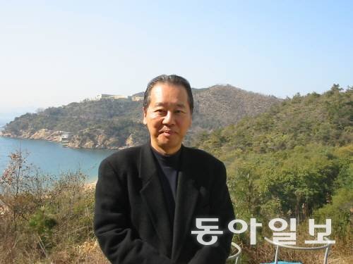 2000년대 초반 나오시마에서의 후쿠타케 소이치로 회장. 1945년생인 그가 아직 50대후반이던 시절이다.그 무렵 지추미술관을 새로 열고 섬의 미술관을 지원하기 위해 재단을 만들기 위해 분주하게 움직였다. 동아일보 DB