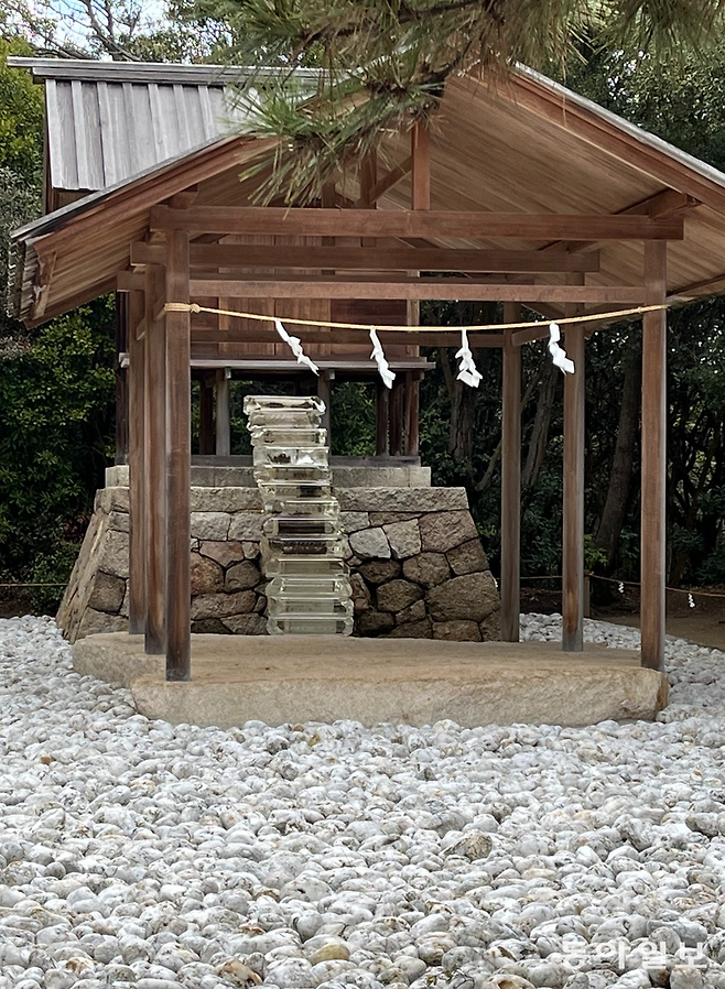 전통 신사의 계단을 광학 유리로 바꿔 지하에서 지상으로 연결되도록 한 ‘고오진자(護王神社)’ 나오시마=서영아 기자 sya@donga.com