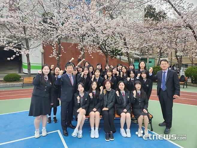 부산문화여자고등학교 학생들과 교사들.