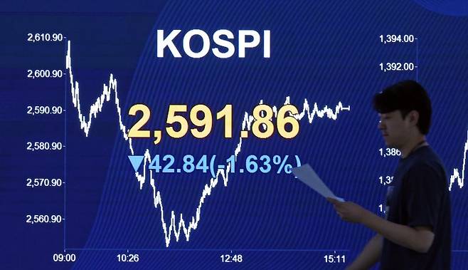 지난 16일 오후 서울 여의도 KB국민은행 스마트딜링룸에서 딜러들이 업무를 보고 있다. 뉴시스 제공