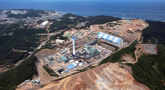 한국의 마지막 석탄화력발전소로 기록될 삼척블루파워 석탄화력발전소가 가동을 앞두고 있다. 박종식 기자 anaki@hani.co.kr