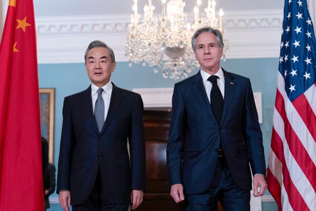 토니 블링컨(오른쪽) 미국 국무장관과 왕이 중국 외교부장이 지난해 10월 26일 미 워싱턴 국무부에서 양자 회담을 마치고 기자회견을 하러 함께 걸어가고 있다. 워싱턴=AP 연합뉴스